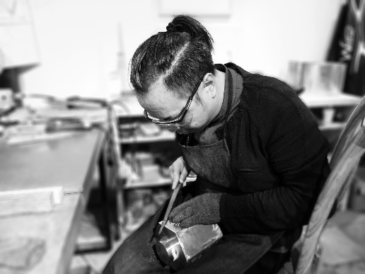 Lu Xiaokan crafting pewter art in the workshop